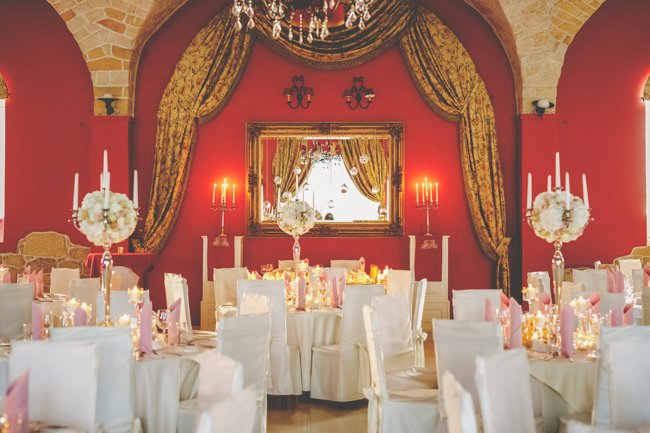 Pałac Brunów, powozownia, dekoracje, wesele, kwiaty, świece, sala